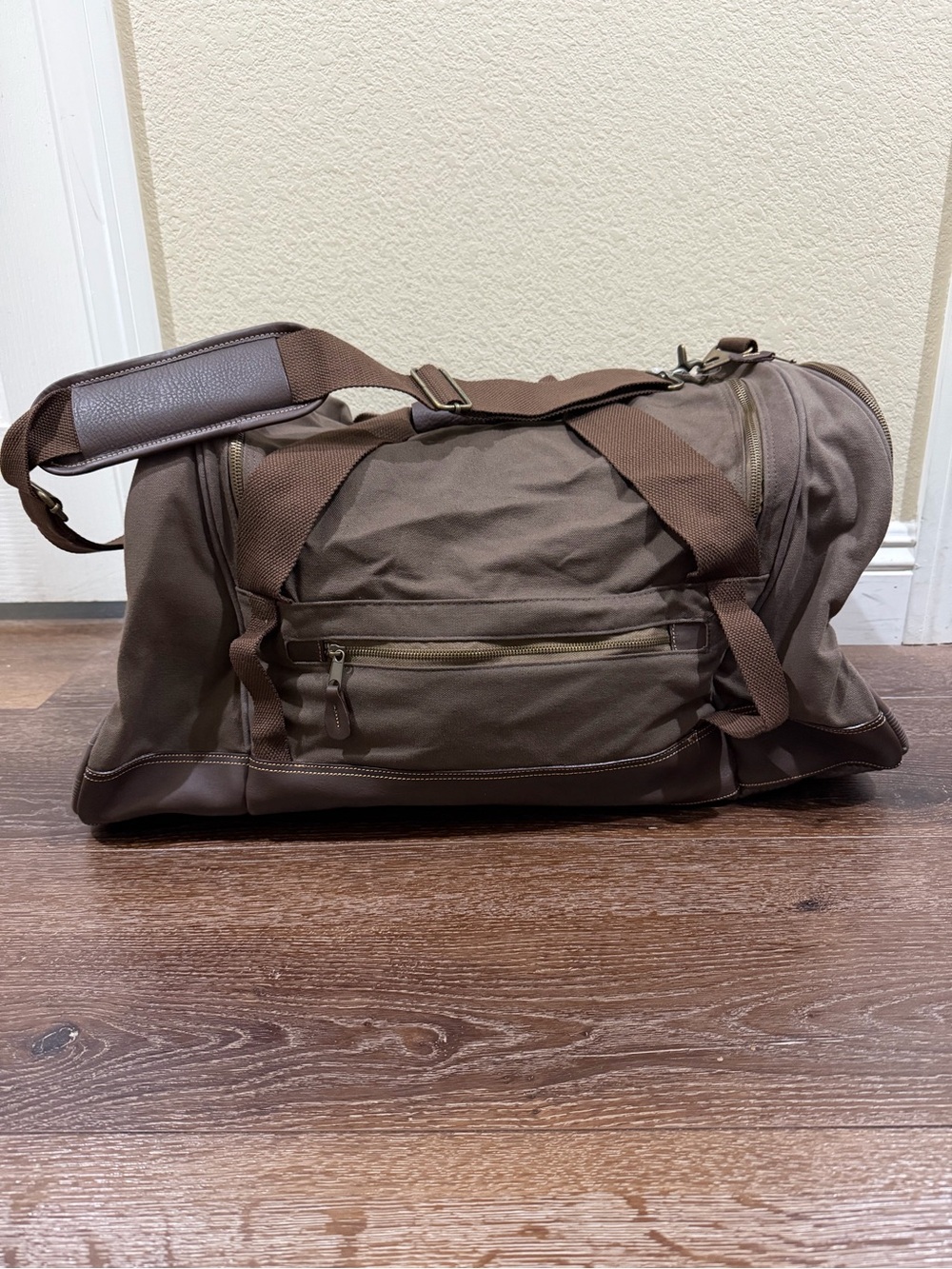 NWT Marlboro genuine rugged Canvas Duffel Bag with Dark Brown 13” X 12”X 12”